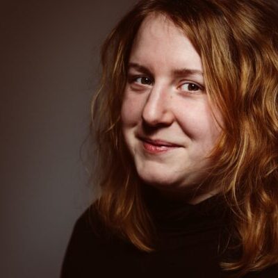 Sie ist zuständig für die rechtlichen/ wirtschaftlichen Aufgaben.